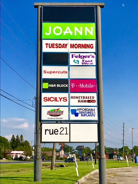 Oversized tenant panel sign: DD's Discount in Marrero LA