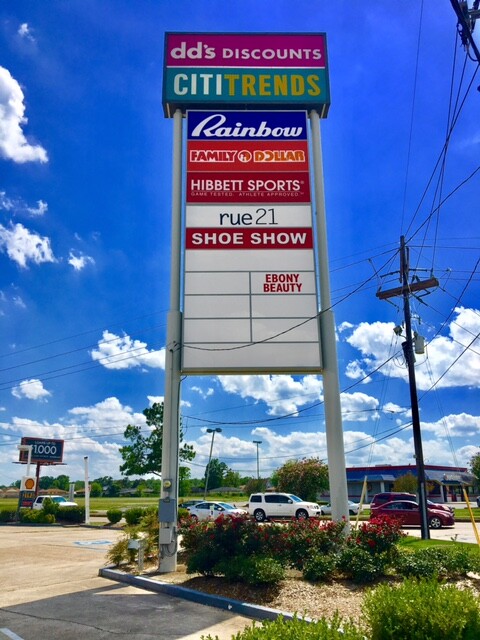 Oversized tenant panel sign: DD's Discount in Marrero LA